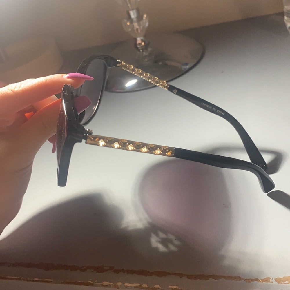 black sunglasses - Picture 2 of 3